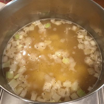 Start by boiling the broth, with potato and onion.