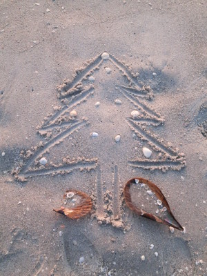 Sometimes the best Christmas tree is the simplest. This little tree drawn on the beach is perfect!